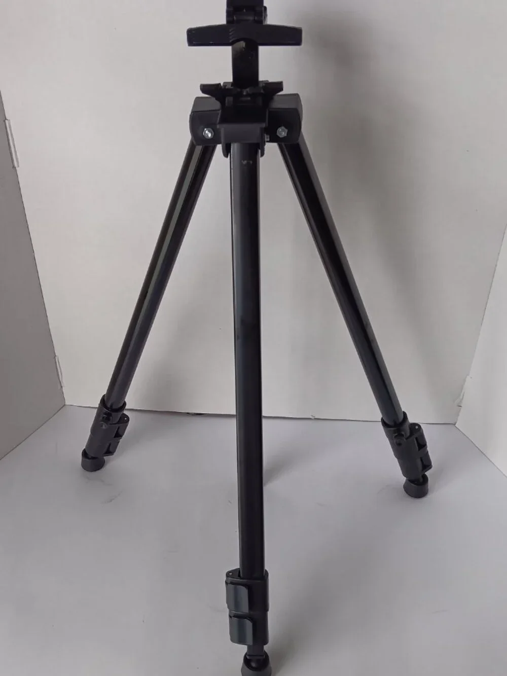 Tripod-Height =20.5 in to 48 in with 17.5 in crossbar support with carrying case